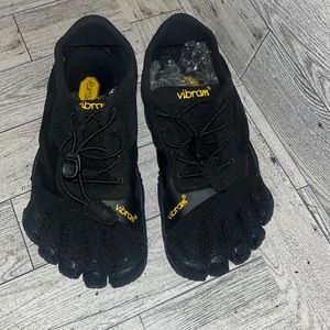 Kids Vibrams five finger shoes ! kids size 12.5-13. Black with yellow marking.